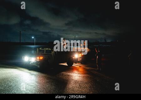 YIGO, Guam. (22 juin 2023) – les techniciens d'élimination des munitions explosives et les Sébataires de l'unité mobile d'élimination des munitions explosives (EODMU) Five, affectés au commandant de la Force opérationnelle (CTF) 75, effectuent une formation sur les compétences en conduite hors route dans un véhicule multiroues à haute mobilité (HMMWV). Au cours de la formation, les marins de l'EODMU-5 ont été confrontés à divers problèmes tels que l'évacuation des accidents, les communications, le remorquage et la réparation des pneus. Le FCT 75 exécute le commandement et le contrôle des forces de combat expéditionnaires de la Marine désignées dans la zone d’opérations de la flotte de 7th. Ils planifient et exécutent Naval Construction, Expe Banque D'Images