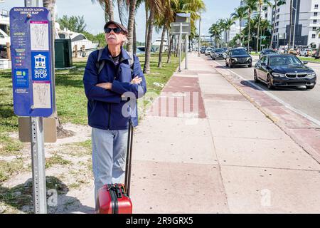 Miami Beach Florida, Miami-Dade Metrobus arrêt de tramway gratuit transport en commun, homme senior attendant passager pilote Banque D'Images