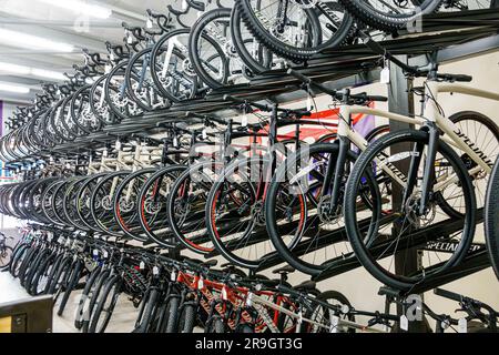 Miami Beach Florida, magasin de vélo de magasin de vélos de nouveaux vélos à vendre rangées empilées, intérieur Banque D'Images