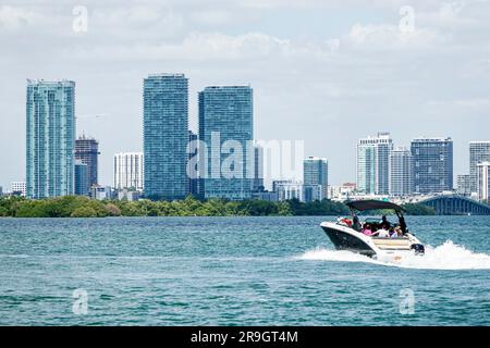 Miami Florida, Biscayne Bay Water, Edgewater Midtown élevé immeubles condominium front de mer ligne d'horizon de la ville, hors-bord bateau à moteur, haute élévation s'élève ciel Banque D'Images