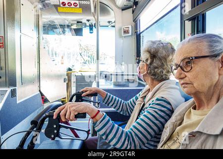 Miami Beach Florida, Miami-Dade Metrobus transport public d'autobus à l'intérieur cabine intérieure femmes senior assis marcheur Banque D'Images
