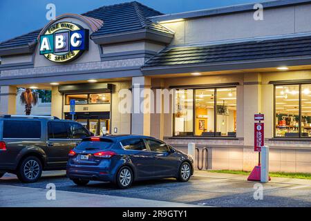 Fleming Island Jacksonville Florida, Fleming Island Jacksonville Florida, magasin de vins et spiritueux ABC, panneau de contrôle des boissons alcoolisées, nuit, extérieur, bâtiment Banque D'Images