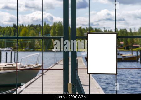 Une note blanche vide sur une porte en métal dans le port. Finlande Banque D'Images