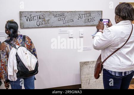 Macon Georgia, Harriet Tubman Museum of African American Art History Culture, Black Women Visitors Touring, ségrégation racisme blancs seulement Banque D'Images