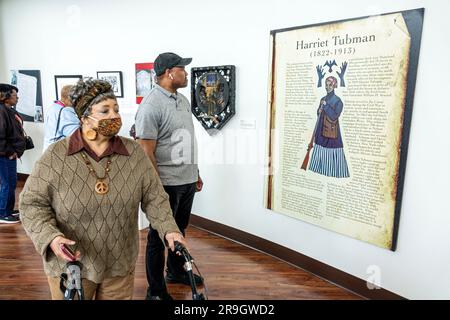 Macon Georgia, Harriet Tubman Museum of African American Art History Culture, Black Women Visitors Touring Banque D'Images