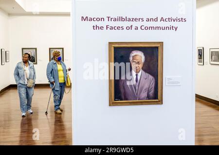 Macon Georgia, Harriet Tubman Museum of African American Art History Culture, Black Women Visitors Touring Banque D'Images