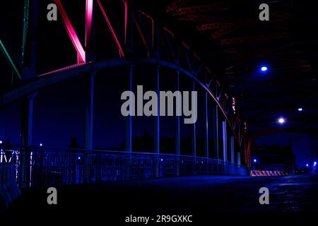 Vider les lumières de la ligne de rue de Bridge. Autoroute de nuit ville. Photographie de longue exposition route de nuit. Fond d'écran photo avec effet de flou. Banque D'Images