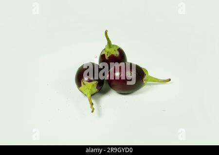 Aubergine ou aubergine légume sur fond blanc. Banque D'Images