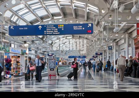 Aperçu de l'intérieur du terminal à l'intérieur de l'aéroport O'Hare de Chicago, il Banque D'Images