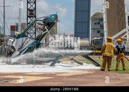 Mousse pompier pulvérisée sur la scène d'un accident d'hélicoptère, Viaduct Harbour, Auckland, Nouvelle-Zélande Banque D'Images