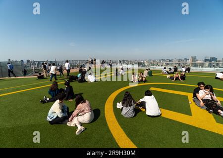 Tokyo, Japon - 04 mai 2023 : les gens profitent de la vue sur le paysage urbain de Tokyo depuis le bureau d'observation du ciel de Shibuya dans la capitale japonaise. Banque D'Images