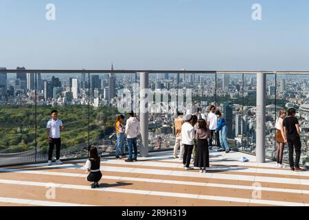 Tokyo, Japon - 04 mai 2023 : les gens profitent de la vue sur le paysage urbain de Tokyo depuis le bureau d'observation du ciel de Shibuya dans la capitale japonaise. Banque D'Images