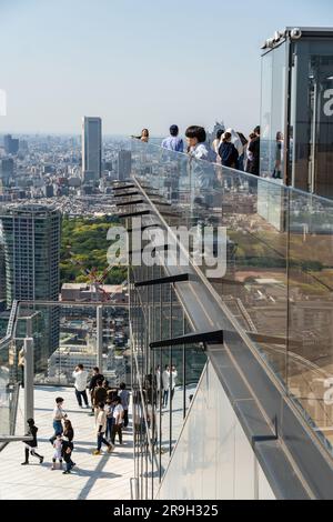 Tokyo, Japon - 04 mai 2023 : les gens profitent de la vue sur le paysage urbain de Tokyo depuis le bureau d'observation du ciel de Shibuya dans la capitale japonaise. Banque D'Images