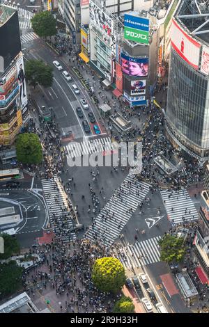 Tokyo, Japon - 04 mai 2023 : vue aérienne des gens qui traversent la célèbre traversée de Shibuya à Tokyo, capitale du Japon Banque D'Images