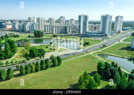 vue panoramique aérienne de la ville dans la journée ensoleillée d'été sur le quartier résidentiel près de la rivière. Banque D'Images