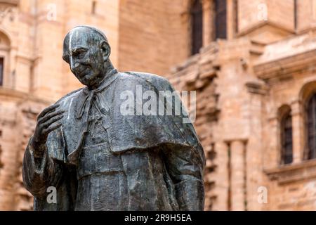 Malaga, Espagne - 27 FÉVRIER 2022 : statue du cardinal Herrera Oria à la façade arrière de la cathédrale de Malaga, Malaga, Espagne. Banque D'Images