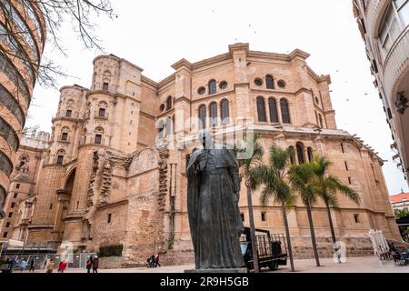 Malaga, Espagne - 27 FÉVRIER 2022 : statue du cardinal Herrera Oria à la façade arrière de la cathédrale de Malaga, Malaga, Espagne. Banque D'Images