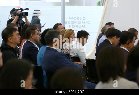 Tianjin, Chine. 27th juin 2023. Les participants assistent à une session intitulée « Horizon Scan: China future Trends » de la réunion annuelle 14th des nouveaux champions, également connue sous le nom de Davos d'été, à Tianjin, dans le nord de la Chine, à 27 juin 2023. Credit: Sun Weitong/Xinhua/Alay Live News Banque D'Images