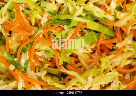 salade avec du chou frais et des carottes comme arrière-plan Banque D'Images