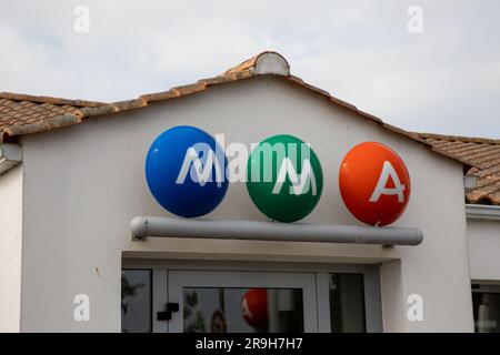 annecy , France - 06 16 2023 : marque mma et texte logo de la chaîne mutuelle d'assurance Group France entrée agence Banque D'Images