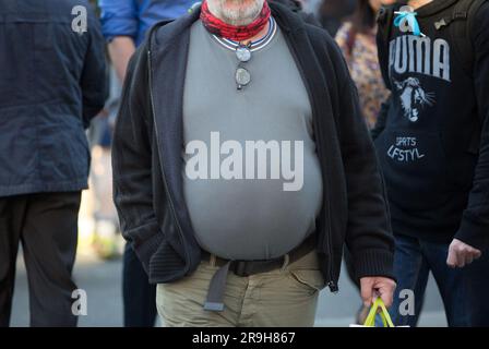 Photo non datée d'un homme obèse à Londres. Des restrictions sur le placement et la promotion des prix dans les magasins de produits riches en matières grasses, en sucre et en sel doivent être introduites dès le début de l'année prochaine pour s'attaquer à la « crise de l'obésité » au pays de Galles. Date de publication : mardi 27 juin 2023. Banque D'Images