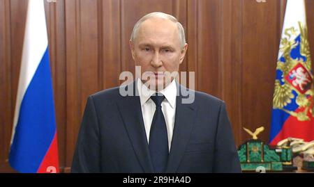 Moscou. 27th juin 2023. Cette image tirée d'une vidéo montre le président russe Vladimir Poutine qui a donné un discours national à Moscou, en Russie, au 26 juin 2023. Le président russe Vladimir Poutine, dans un discours national lundi, a exhorté les membres du groupe militaire privé Wagner à signer un contrat avec le ministère de la Défense du pays, à rentrer chez eux ou à se rendre au Bélarus.POUR ALLER À '1st LD Writethru: Putin présente des options pour les soldats Wagner en adresse nationale' Credit: Actualités en direct de Xinhua/Alay Banque D'Images
