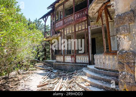 Profitis Elias Hill, Rhodes, Grèce-20JUN2023-abandonné Villa de Vecchi sur l'île grecque de Rhodes, maison de vacances de l'italien Benito Mussolini. Banque D'Images