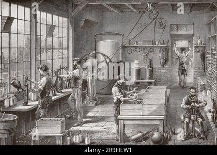 Intérieur d'une usine d'eau de soude de 19th siècle montrant les travailleurs préparant des bouteilles du produit. Après une illustration dans les merveilles de l'industrie, par Louis Figuier, publié en 1877. Banque D'Images