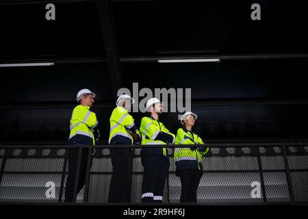 Un ingénieur travaille à l'usine de bras robotisés. Concept de technologie et d'ingénierie. Banque D'Images
