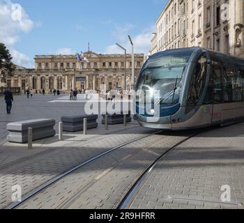 Guillaume Lassus/le Pictorium - Blocstop in, France. , . France/Aquitaine/Bordeaux (ville) - blocs et poteaux gris le long de la ligne de tramway en face de la place Pey Berland et de l'Hôtel de ville à Bordeaux. Credit: LE PICTORIUM / Alamy Live News Banque D'Images