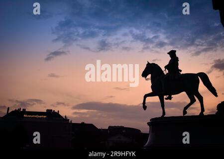 Silhouettes dans MuseumsQuartier au crépuscule - Vienne, Autriche Banque D'Images