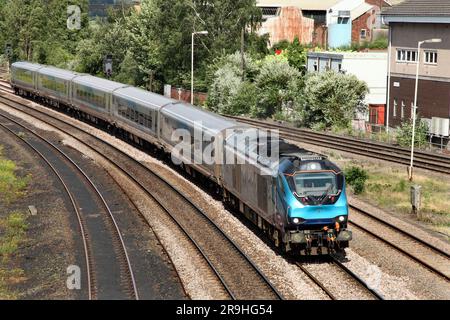 Transennine Express classe 68 diesel locomotive 68022 menant une marque 5A 'Nova 3' ensemble de cars vers la station Scunthorpe le 26/6/23. Banque D'Images