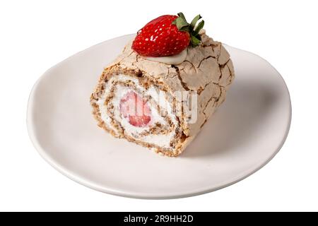 Gâteau aux fraises. Gâteau en rondins à la crème et aux fraises isolé sur fond blanc. gros plan Banque D'Images