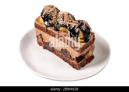 Gâteau au chocolat et aux profiteroles. Gâteau superposé au chocolat et à la crème sur une assiette isolée sur fond blanc. gros plan Banque D'Images