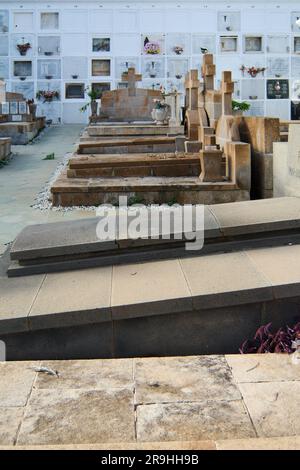 Ténérife, Espagne - 27 juin 2023 : tombes sur le sol d'un cimetière vide de personnes Banque D'Images