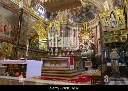 Autel principal à l'intérieur de la rue Co-cathédrale de John à la Valette, Malte Banque D'Images