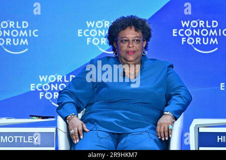 Tianjin, Chine. 27th juin 2023. Le Premier ministre de la Barbade Mia Amor Mottley parle au cours de la session sur le thème "braving the headwinds: Recâblage growth wm Fragity" de la réunion annuelle 14th des nouveaux champions, également connue sous le nom de Davos d'été, à Tianjin, dans le nord de la Chine, à 27 juin 2023. Crédit: Li Xin/Xinhua/Alay Live News Banque D'Images
