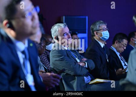 Tianjin, Chine. 27th juin 2023. Les délégués écoutent attentivement la session sur le thème "braving the headwinds: Recâblage growth in fragile" de la réunion annuelle 14th des nouveaux champions, également connue sous le nom de Davos d'été, à Tianjin, dans le nord de la Chine, à 27 juin 2023. Crédit: Li Xin/Xinhua/Alay Live News Banque D'Images