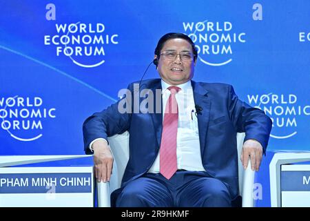 Tianjin, Chine. 27th juin 2023. Le Premier ministre du Vietnam Pham Minh Chinh parle au cours de la session sur le thème "braving the headwinds: Rembobiner la croissance au milieu de la fragilité" de la réunion annuelle 14th des nouveaux champions, également connue sous le nom de Davos d'été, à Tianjin, dans le nord de la Chine, à 27 juin 2023. Crédit: Li Xin/Xinhua/Alay Live News Banque D'Images