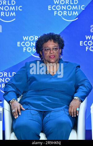 Tianjin, Chine. 27th juin 2023. Le Premier ministre de la Barbade Mia Amor Mottley parle au cours de la session sur le thème "braving the headwinds: Recâblage growth wm Fragity" de la réunion annuelle 14th des nouveaux champions, également connue sous le nom de Davos d'été, à Tianjin, dans le nord de la Chine, à 27 juin 2023. Crédit: Li Xin/Xinhua/Alay Live News Banque D'Images