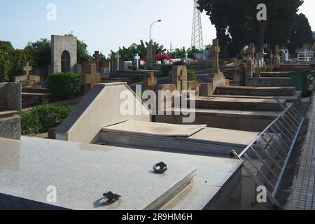 Ténérife, Espagne - 27 juin 2023: Cimetière chrétien avec plusieurs tombes dans le sol et aucune personne avec une échelle. Banque D'Images