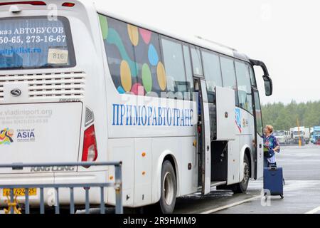 Yanbian, province chinoise de Jilin. 27th juin 2023. Un voyageur monte à bord d'un autobus touristique au port de la ville de Hunchun, dans la province de Jilin, au nord-est de la Chine, à 27 juin 2023. Hunchun est à la frontière de la Russie et de la République populaire démocratique de Corée et est la seule ville portuaire de la province de Jilin à la Russie. Plus de 73 000 chefs d'accusation de personnes et plus de 16 000 chefs d'accusation de véhicules ont traversé le port de l'autoroute Hunchun jusqu'à présent cette année. Credit: Yan Linyun/Xinhua/Alay Live News Banque D'Images