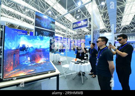 SUZHOU, CHINE - 27 JUIN 2023 - les visiteurs découvrent une expérience VR immersive devant le stand d'une entreprise au Meta Universe International Equipm Banque D'Images