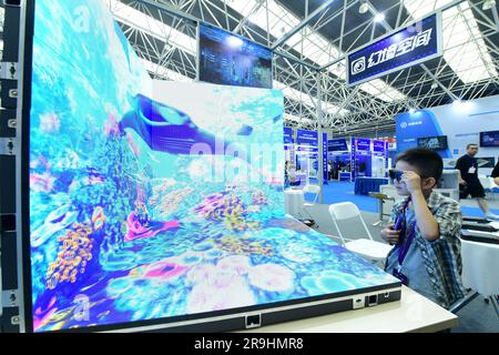 SUZHOU, CHINE - 27 JUIN 2023 - les visiteurs découvrent une expérience VR immersive devant le stand d'une entreprise au Meta Universe International Equipm Banque D'Images