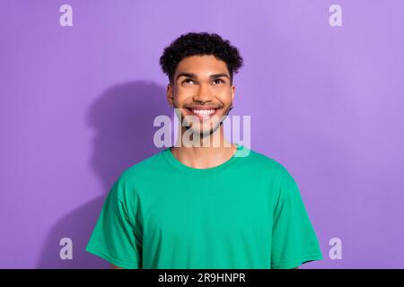 Portrait de beau jeune gars blanc dents sourire chercher vers le haut Wonder Wear vêtements hipster isolé violet pastel couleur fond Banque D'Images