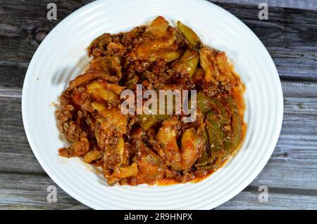 Moussaka, une recette d'aubergines d'aubergines d'aubergines ou de pommes de terre, de poivrons et de poivrons qui comprend souvent la viande hachée, très commune dans les Balkans et Banque D'Images