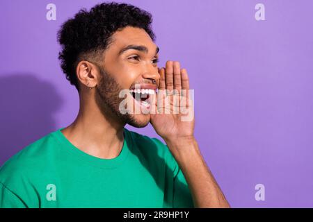 Portrait de fou promoteur Guy criant rupture des nouvelles nouveauté shopping annonce isolé couleur violet fond Banque D'Images