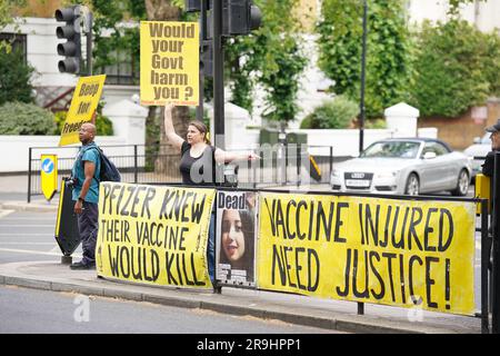 Les manifestants devant l'enquête Covid-19 à Dorland House à Londres. La première enquête (module 1) de l'enquête est d'examiner si la pandémie a été correctement planifiée et « si le Royaume-Uni était suffisamment prêt pour cette éventualité » Date de la photo: Mardi 27 juin 2023. Banque D'Images