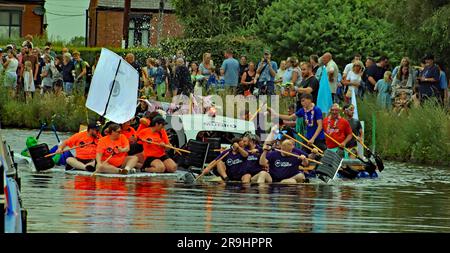 Dimanche 25th juin 2023 et la course de radeau Burscough annuelle vient de commencer à l'extérieur du pub Slipway sur le canal Leeds et Liverpool. Banque D'Images