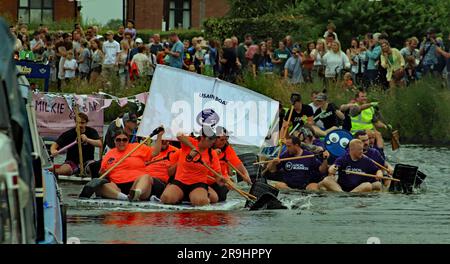 La course annuelle de radeau Burscough vient de commencer à partir du pub Slipway sur le canal de Leeds et Liverpool et dans la mêlée de radeaux est "Usain Boat" Banque D'Images